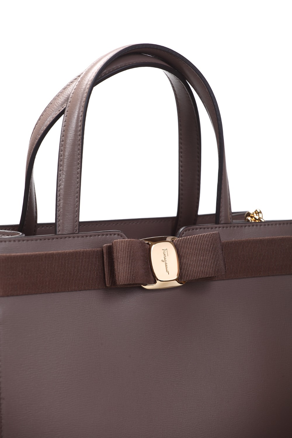 shop SALVATORE FERRAGAMO  Borsa: Salvatore Ferragamo tote bag Fiocco Vara (M).
Realizzata in morbido vitello dalla grana naturale.
Decorata da un inserto in gros grain e dal fiocco Vara con placca centrale in metallo dorato.
Interno foderato con tasche piatte.
Tracolla in pelle e catena dorata.
Dimensioni: Altezza 20 cm  Lunghezza 25 cm  Profondità 14 cm.
Composizione: 100% pelle di vitello.
Fabbricato in Italia.. 21I290 VARA-009741078 number 1956398